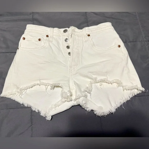 Levi white denim shorts. Fits a size 25. - Picture 1 of 2
